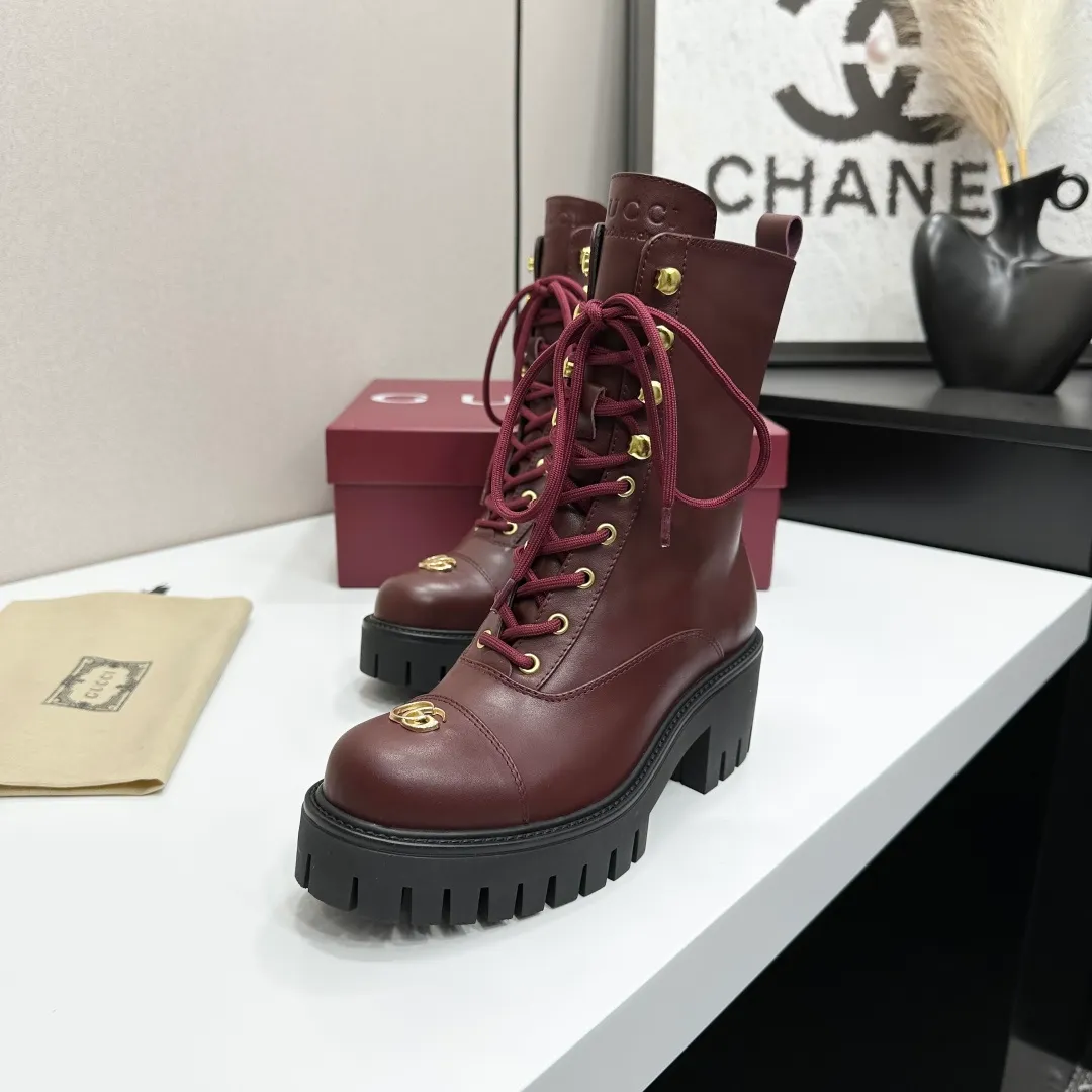 👟👟Ex-factory price 840👟👟 Highest version 2025 Gucci autumn and winter latest GUCCI mid-heel grooved thick-soled horsebit ankle Chelsea boots 🆙Purchase level high-end boutique goods🆙 This short boots is ingenious and combines the fashionable elements of boots and moccasins, with lightweight foam rubber groove soles , archive patterns continue to shine in Gucci’s new series, and the classic horsebit-shaped accessories highlight the brand’s equestrian heritage. It doubles the charm of the entire design and injects exquisite sophistication into daily shoes 😘 Fabric: Imported calfskin + embossed craftsmanship Inner/foot pads: Shuiqi cowhide Outsole: 1:1 mold rubber foam high toughness 4.5 cm thick sole Absolutely not heavy or rigid, nor will it collapse All materials and processes are consistent with the Y version Size: 35-42 standard code 404142 customized Heel height: 4.5CM Forefoot 2.5 cm Packaging: High-end packaging at the counter